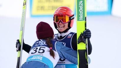 Bild: Geir Olsen/NTB/dpa
Katharina Schmid (r.) bejubelte in Lillehammer den 16. Weltcup-Sieg ihrer Karriere.