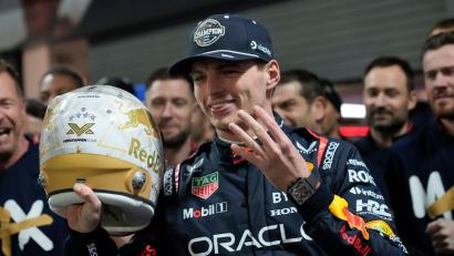 Bild: Matt York/AP/dpa
Max Verstappen zeigt es an: Er hat Titel Nummer 4 sicher.