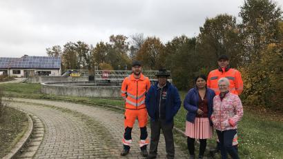 Bild: mma
Severino Maldonado und Fabiana Abarado (Mitte) interessierten sich sehr für Wasser -und Abwassersysteme. Marianne Moosburger (rechts) übersetzte die Informationen von Patrick Geilersdörfer und Stefan Gericke.