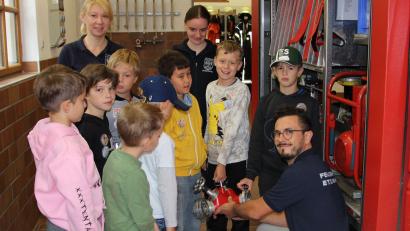 Bild: ds
Bei der Gründung der Kinderfeuerwehr in Etzelwang zeigte sich reges Interesse für das Feuerwehrfahrzeug und dessen technische Ausstattung.