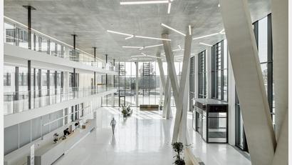 Bild: KORODUR International GmbH
Das Foyer des Unternehmens „Heidelberg Materials“, früher „HeidelbergCement“, ist mit dem Korodur-Industrieboden ausgestattet.