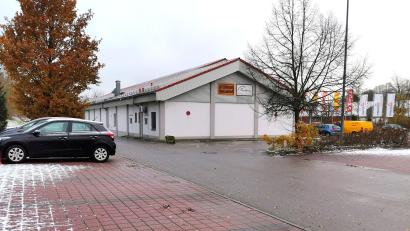 Bild: Portner
Auf vier Parkplätzen (links) beim Einkaufsmarkt Norma entsteht ein Schnellladepark mit vier Säulen. Die Werbeanlage dafür war Thema im Bauausschuss.