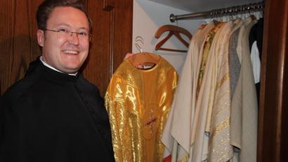 Bild: kro
Herr Alexander zeigt sein Primizgewand im Schrank seiner Priesterkleider.