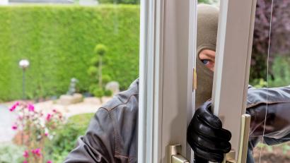 Symbolbild: Petra Hartl
Durch das offene Fenster gelangte der Täter in das Wohnzimmer.