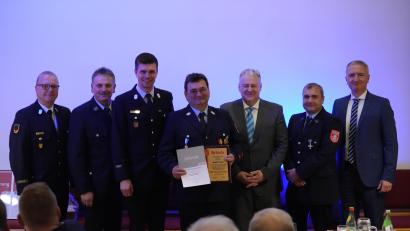Bild: Jürgen Leißner
Richard Leißner (Mitte) wurde zum ersten Ehrenkommandanten der Feuerwehr Eschenfelden ernannt und mit dem Ehrenkreuz des Bayerischen Landesfeuerwehrverbandes in Silber ausgezeichnet.
