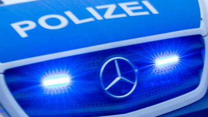 Symbolbild: Jens Büttner/dpa
Die Polizei ist bei einem Unfall mit hohem Sachschaden in Neunburg vorm Wald gefordert.