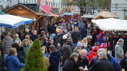 Bild: Kunz
Die Menschen strömten von allen Seiten in die Fußgängerzone zum Kathreinmarkt in Weiden.
