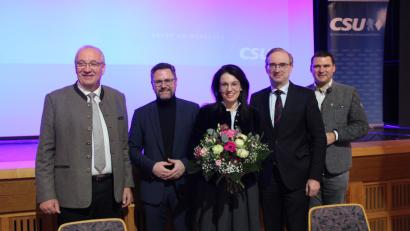 Bild: jhe
Gratulation für die Direktbewerberin Martina Englhardt-Kopf durch (von links) den Chamer Landrat und Bezirkstagspräsidenten Franz Löffler, den Chamer CSU-Kreisvorsitzenden MdL Dr. Gerhard Hopp, den Schwandorfer CSU-Kreisvorsitzenden MdL Alexander Flierl und Schwandorfs Landrat Thomas Ebeling.