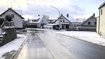 Bild: wro
Zu den aktuell lediglich geplanten Sanierungsgebieten beim Abwassernetz der Marktgemeinde Fuchsmühl gehören die Marienstraße (vorne), Rathausstraße (links) und Waldstraße (rechts).