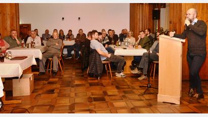 Bild: bey
Sven Schuller, IFE Amberg, stellt die aktuelle Planung für das Nahwärmenetz im Sanierungsgebiet der Stadt Pleystein vor.