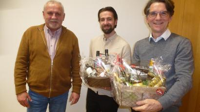 Bild: bk
Für die sehr gute Zusammenarbeit bei der Kommunalen Wärmeplanung in den vergangenen eineinhalb Jahren bedankt sich Bürgermeister Ludwig Biller bei Marcus Fuchs und Markus Windisch in Vertretung von Rebecca Bell (Bayernwerk) mit einem Präsentkorb (von links).