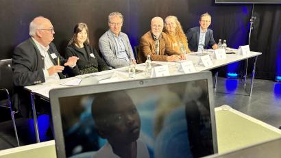 Bild: Katy Zwickl/exb
Diskutierten mit den Teilnehmern: Josef Schönhammer (von links), Agrarwissenschaftlerin Prof. Dr. Miriam Athmann, die Waldexperten Stefan Schwarzer und Ludwig Pertl sowie Tierärztin Dr. Viviane Theby.