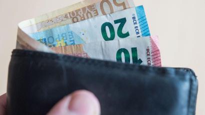 Symbolbild: Lino Mirgeler/dpa
Die Schönseer Stadträte wollen die Bürger im Hinblick auf die Grundsteuerreform nicht höher als in den Vorjahren belasten. Die Hebesätzen werden deshalb abgesenkt.