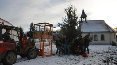 Bild: dob
Wenn alle zusammenhelfen wie in Obertresenfeld vor der Marienkapelle, erstrahlt der Christbaum bald in hellem Glanz und erfreut die Dorfbewohner wie die Passanten, die in der Advents- und Weihnachtszeit vorbeifahren.