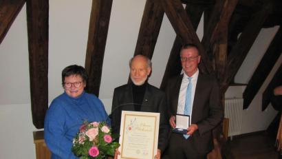Bild: fg
Bürgermeister Herrmann Falk (rechts) überreicht an Günther Amann die silberne Bürgermedaille der Stadt Hirschau. Dessen Lebensgefährtin Christine Schwager erhält einen Blumenstrauß.