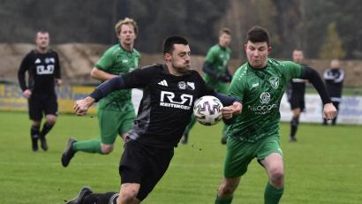 Bild: ham
Am letzten Spieltag vor der Winterpause duellierten sich in der Kreisklasse Nord die SG Wernberg/Weihern (links Hannes Reis) und die SpVgg Schönseer Land (rechts Christoph Zach). Beide Teams liegen in der Kreisklasse Nord in Lauerstellung und haben Aufstiegschancen.