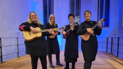 Bild: Walter Bauer
Die "Ukulelas", Sabrina Dobler, Christina Schottenheim, Angelika Pesold und Nadine Plößl (von links) machen für eine Probe eine Ausnahme. Sie üben am Veranstaltungsort ihres ersten Weihnachtskonzertes, in der Marienkirche.