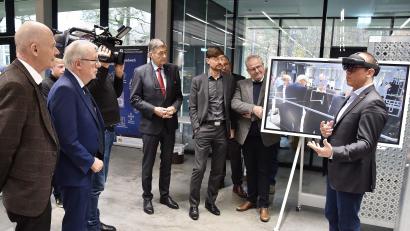 Bild: Fotostudio Schwarz/exb
Uli Götz (rechts), der Leiter des HWK-Bildungszentrums im Schwandorfer Charlottenhof, präsentiert die praktischen Anwendungsgebiete im Rahmen des Forschungsprojekts „5G für Handwerk und Mittelstand“.