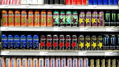 Bild: Sebastian Kahnert/dpa
Verschiedene Energy-Drinks stehen hier in einem Getränkemarkt zur Auswahl. Jugendliche greifen da auch gerne zu. Wegen gesundheitlicher Bedenken sind die Wachmacher in der Dose inzwischen an einigen Schulen im Landkreis tabu.