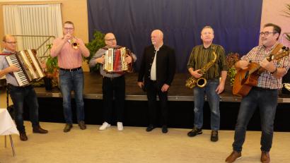 Bild: do
Ein Ständchen der Wirtshaus- und Freida-Musikanten für ihr Vorbild Gerd Retzer (Bildmitte) muss sein.