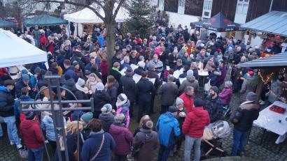 Bild: slh
Der Adventsmarkt auf dem Dorfplatz in Weihern ist auch in diesem Jahr wieder ein Besuchermagnet.