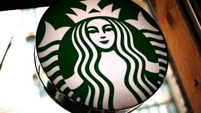 Symbolbild: Gene J. Puskar/AP/dpa
Ab Dezember gibt es eine Starbucks Filiale in den Arcaden in Regensburg.