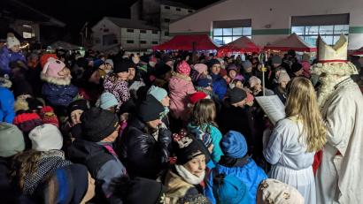 Bild: eib
St. Nikolaus kommt in Engelsbegleitung. Dann öffnet er den Sack mit 170 von "land & gut" organisierten Geschenketüten für alle Kinder.