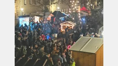 Bild: amö
Dicht gedrängt stehen die Besucher bis spät in die Nacht an den Buden am Marktplatz.