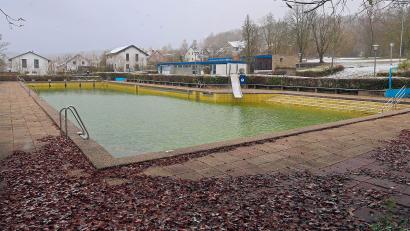 Bild: bsc
Wie es mit dem Friedenfelser Freibad weitergeht, blieb in der jüngsten Gemeinderatssitzung offen. Einen Umbau zu einem Naturbad kann die Kommune laut Bürgermeister derzeit finanziell nicht stemmen.
