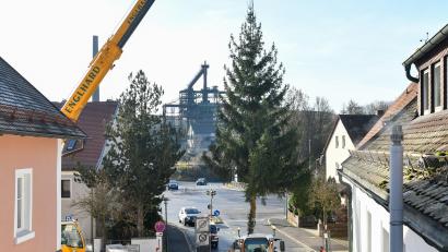 Bild: Petra Hartl
Auch Rosenberg kommt nicht zu kurz: Vor der Kulisse des Maxhütte-Hochofens hebt der mächtige Autokran die Rotfichte in die Verankerung am Dorfplatz. Der Baum stammt aus Wald in städtischem Besitz.