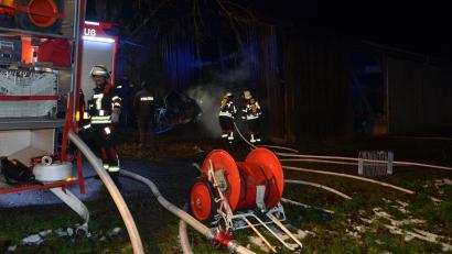Bild: dob
Im Waldthurner Ortsteil Goldbrunn bei Spielberg krachte ein Fahrzeug in eine Scheune und brannte aus. Das Feuer griff auf die Scheune über.