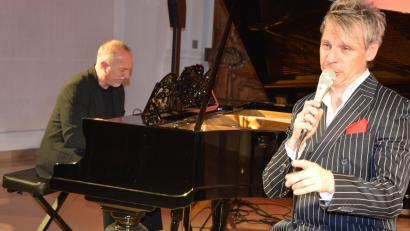 Bild: jr
Markus Engelstädter verstand es meisterhaft, die vielen Hits von Udo Jürgens zu interpretieren. Begleitet wurde er am Piano von Bernd Meyer.