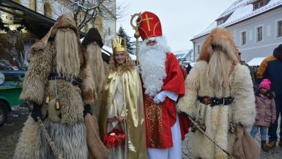 Archivbild: jr
Himmlischer Besuch durch St. Nikolaus mit dem Christkind beim Weihnachtsmarkt in Mitterteich.