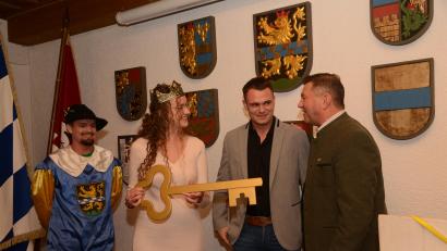 Bild: bey
Bürgermeister Rainer Rewitzer übergibt dem neuen Faschingsprinzenpaar Sandro I. und Anna II. den Rathausschlüssel. Quirin Sax, der neue Hofsprecher der Katholischen Jugend (links) freut sich über diesen symbolischen Akt zum Faschingsbeginn.