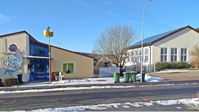 Bild: ld
Das Kinderhaus Don Bosco (links) und das Pfarrheim (rechts) werden mit einem Zwischenteil verbunden. Das Pfarrheim ist dann Eigentum der Gemeinde und vermietet das obere Geschoss an die Pfarrei.