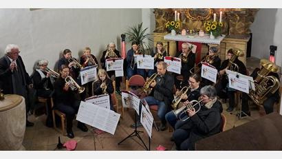 Bild: Archiv Posaunenchor Thansüß
Der Posaunenchor Thansüß spielt unter Leitung von Heiner Müller weihnachtliche Melodien am Freihunger Christkindlmarkt.
