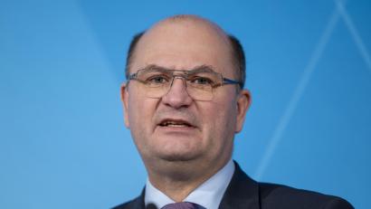 Archivbild: Peter Kneffel/dpa
Der bayerische Heimatminister Albert Füracker (CSU).