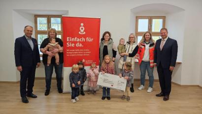 Bild: Stadt Mitterteich/exb
Jeweils 250 Euro erhielten die BRK-Bereitschaft Mitterteich und die Rappelkiste von der Sparkasse Oberpfalz Nord. Vorstandsvorsitzender Hans-Jörg Schön (von links) überreichte den symbolischen Scheck an Birgit Mayer, Carola Wölfl, Daniela Bassek (Rappelkiste) und Natalie Wölfl (BRK). Auch Bürgermeister Stefan Grillmeier und in der Rappelkiste betreute Kinder waren bei der Übergabe dabei.