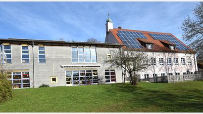 Bild: no
Der Kindergarten in Illschwang in der Südansicht. Hier haben es die Kinder gut, der Altbau (rechts) beispielsweise wurde in den vergangenen zwei Jahren umfassend saniert.