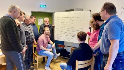 Bild: Krones
Aufbruchsstimmung im EJPO: Timo Häusler (sitzend), der für den Vorsitz kandidieren will, diskutiert mit Klausurteilnehmern über die Zukunft des Europäischen Jugendprojekts Oberpfalz.