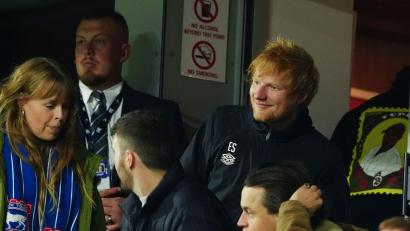 Bild: Dave Shopland/AP
Popstar Ed Sheeran ist seit August Minderheitseigner bei Ipswich Town.