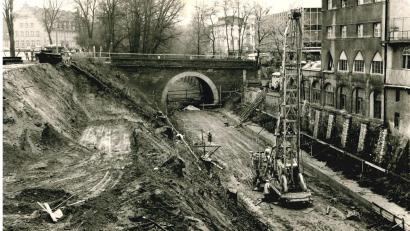 Archivbild: Werner Lischka
Für den Bau der Tiefgarage beim Amberger Bahnhof wurde einfach der schon vorhandene Stadtgraben überbaut.