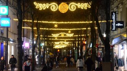 Bild: Kunz
Am Sonntagabend wurde erstmals, wie auch hier in der Max-Reger-Straße, die neue Weihnachtsbeleuchtung eingeschaltet.