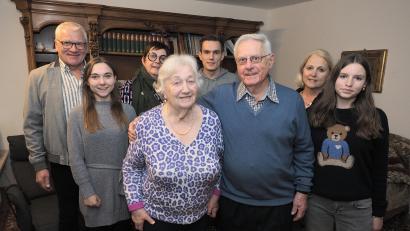 Bild: kek
Das Diamantene Hochzeitspaar Marianne und Leonhard Deiml mit einigen Familienangehörigen und Zweitem Bürgermeister Norbert Gradl (links).