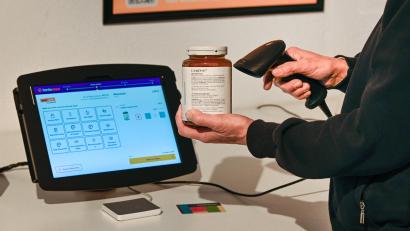 Symbolbild: Heiko Rebsch/dpa
Eine Kundin scannt an der Selfcheckout-Kasse ihren Einkauf, um dann zu bezahlen. Vollautomatisierte Lebensmittelgeschäfte ohne Personal dürfen unter bestimmten Bedingungen auch an Sonn- und Feiertagen öffnen.