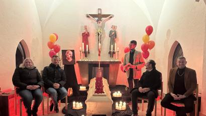 Bild: hdk
Menschen, die mit Tod und Bestattung zu tun haben, gestalten den Abend mit dem Motto "Sarggeflüster". in der evangelischen Kirche in Hirschau (von links): Saskia Krügelstein, Roland Nitzbon, Andreas Richard (stehend), Pfarrer Stefan Fischer und Andreas Schießler.