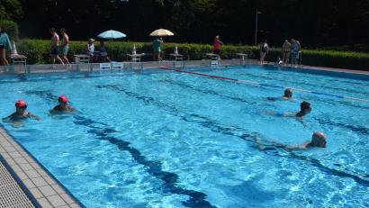 Bild: fz
Schwimmer und Aquajogger werden auch 2025 ihre Bahnen im Freibad ziehen. Bürgermeister Karlheinz Budnik tritt Gerüchten entgegen, dass die Stadt das Bad geschlossen halten würde.