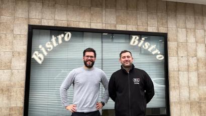 Bild: Mutiara Sudarma
Johannes Witt (links) und Christian Witt (rechts) wollen aus ihrem alten Metzgerei-Laden in Weiherhammer eine Kochschule machen.