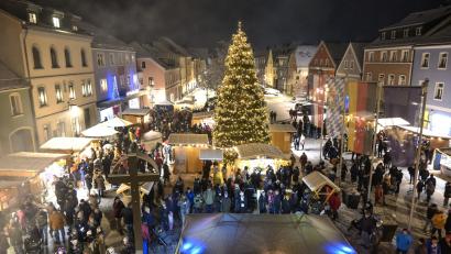 Archivbild: u
In vorweihnachtlichem Glanz erstrahlt am ersten Adventswochenende wieder der Markplatz, wenn dort zum 36. Mal der Hirschauer Weihnachtsmarkt stattfindet.