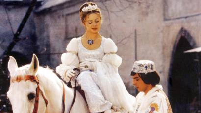 Bild: WDR/Degeto
Der Prinz (Pavel Travnicek) passt Aschenbrödel (Libuse Safrankova) im Film "Drei Haselnüsse für Aschenbrödel" den verlorenen Schuh an.